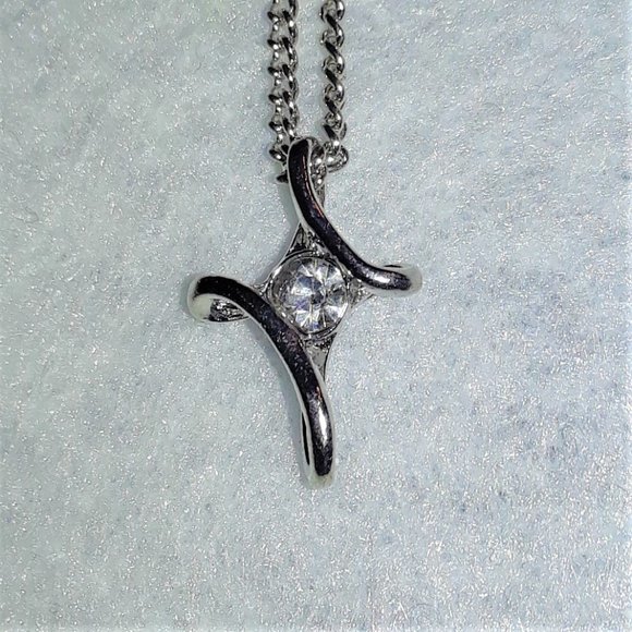 New Beautiful Crystal Cross Necklace - Picture 4 of 7
